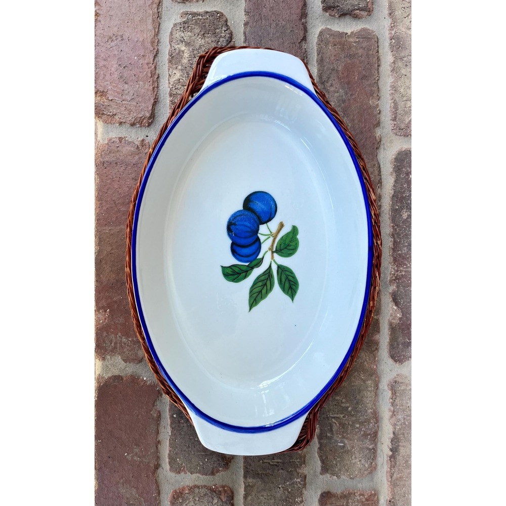 Adorable set of vintage blueberry casserole dishes in wicker baskets. Set of 3. - Picture 5 of 11